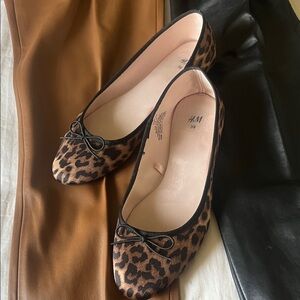 Like new! H&M leopard print flats.